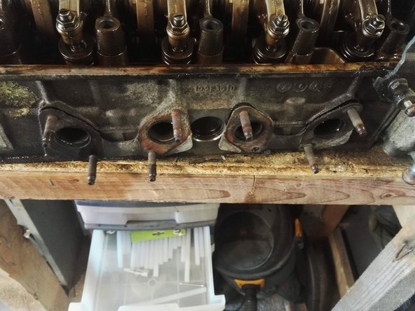 Retirez le collecteur et les anciens joints