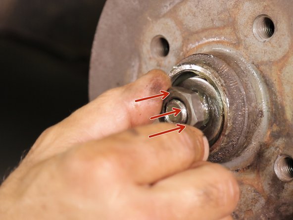 Reposez l'écrou sur la fusée d'essieu