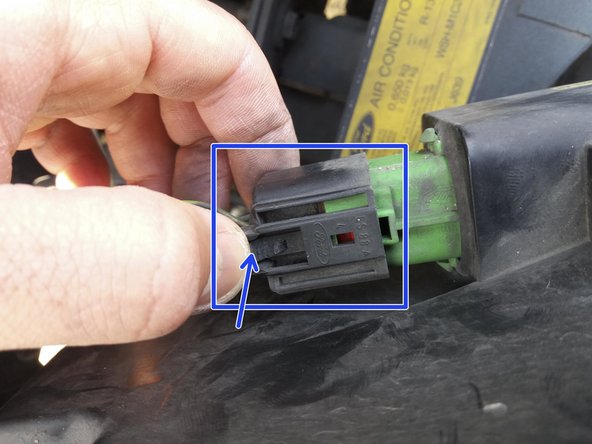 Débrancher la fiche d'alimentation électrique du projecteur principal : il faut appuyer sur la languette de maintient pour libérer la fiche.