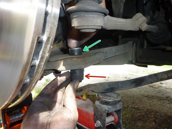 Mettre en place la partie supérieure du silentbloc et la vis.