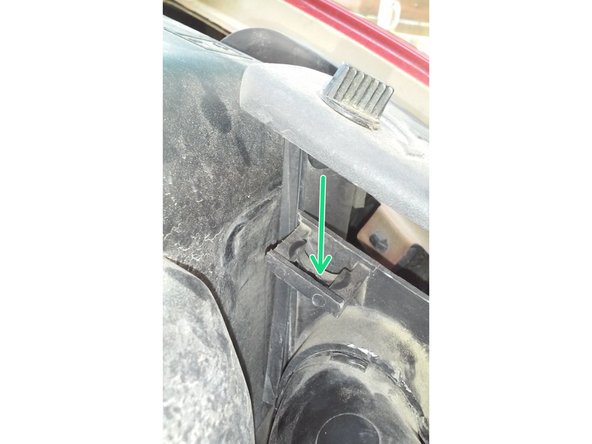 Positionner le bouton pour qu'il puisse rentrer dans le trou.