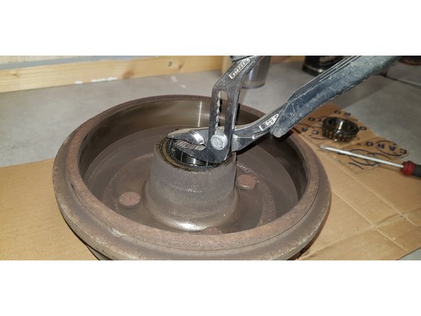 Côté flasque, avec une pince multiprise, retirez la bague anti-poussière.