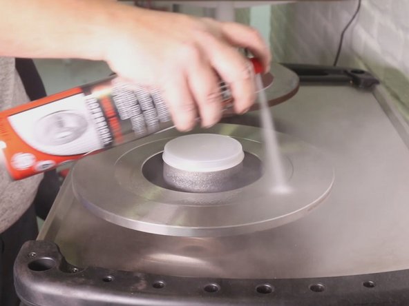 Appliquez du nettoyant frein sur le nouveau disque