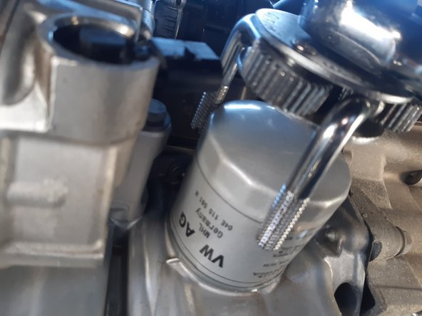 Dévisser le filtre à huile à l'aide de la clé à filtre