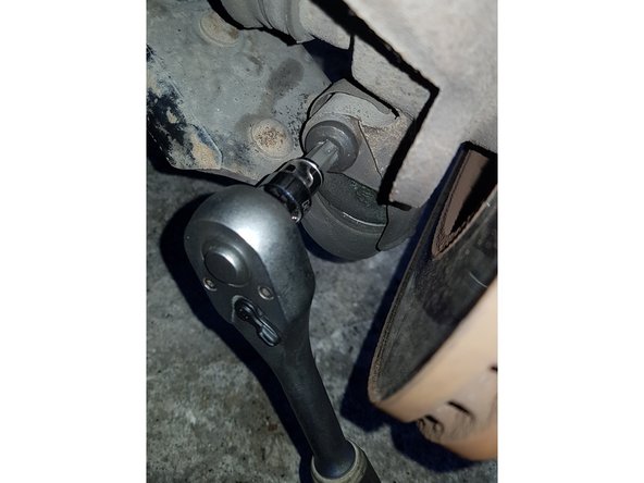 Avec une douille mâle Torx T50 et une douille de 17mm retirez le boulon.