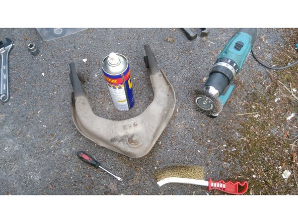 Nettoyer le pourtour de la rotule de suspension des deux côtés pour faciliter son extraction