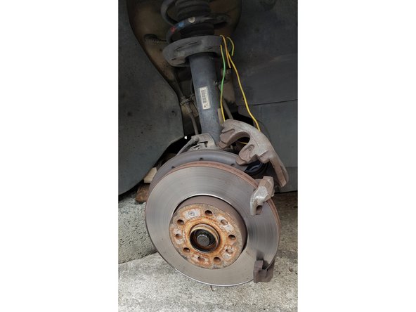 Suspendez l'étrier au ressort avec du câble.