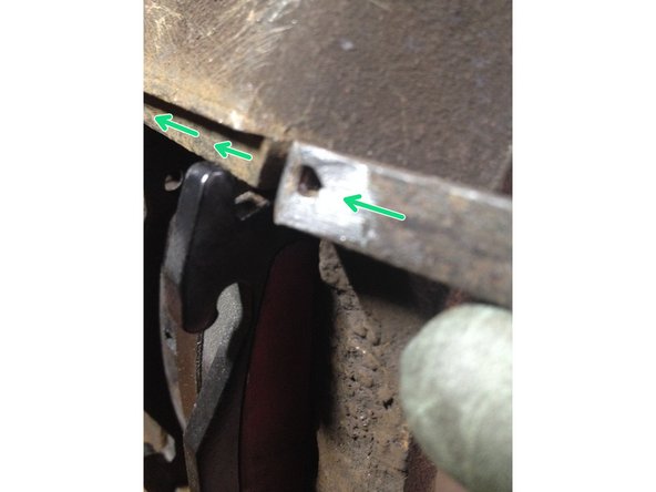 
Insert the column gently by spreading the top of the outer plate, then slide it to the other plate.
