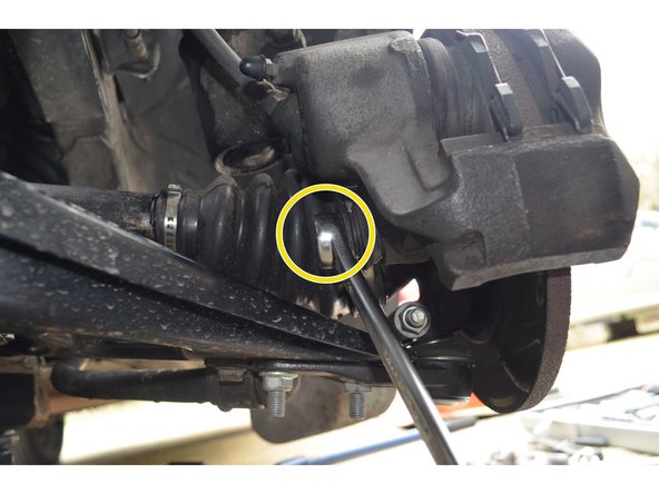 Il est maintenu par 2 vis de 18mm.