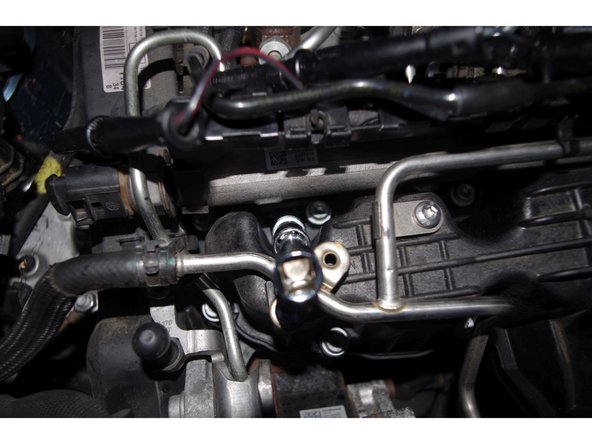 Insérez donc votre clé à bougie sur la tête de la bougie (tout en la maintenant par les rallonges). Ainsi, il vous reste plus qu'à mettre votre clé dynamométrique en mode desserrage, et à desserrer prudemment.