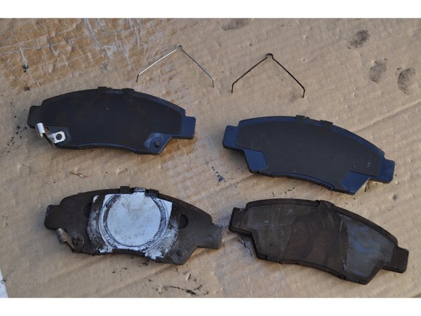 Comparer les dimensions des plaquettes de frein.