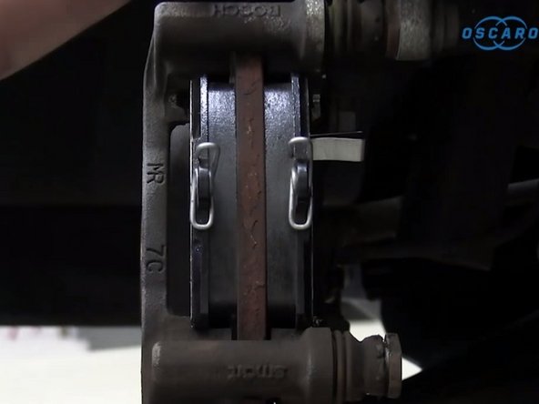 Installer les plaquettes de frein avec le témoin d'usure à l'intérieur du disque