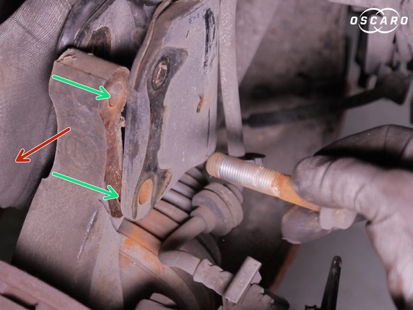 L'amortisseur n'est pas léger, le retenir en le dégageant