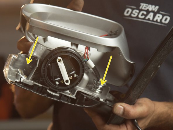 Replacer l'ancienne coque sur le nouveau rétroviseur