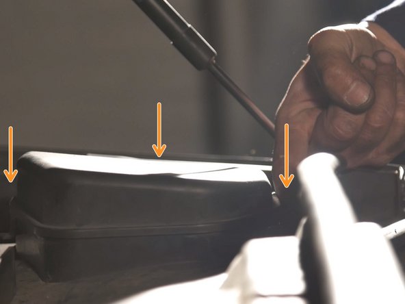 Retirer le cache de protection du bocal de liquide de frein en retirant ses 3 accroches