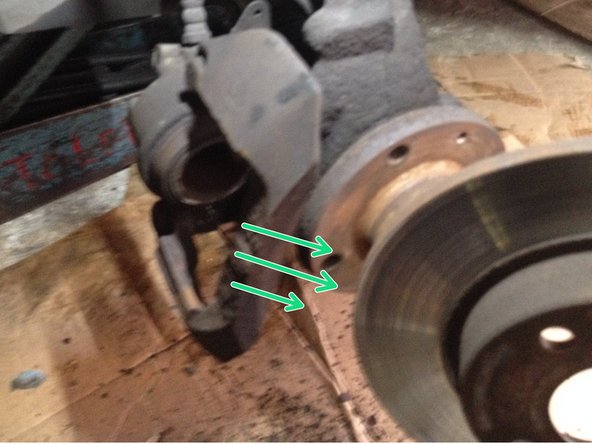 
Rotate the disc so that it passes between the hub and the caliper (no need to disassemble it here)
