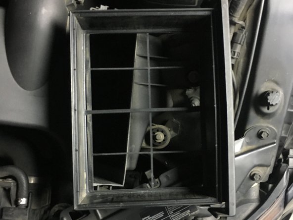 Replacer le nouveau filtre à air dans le tiroir en positionnant bien le joint du filtre sur le contour du tiroir