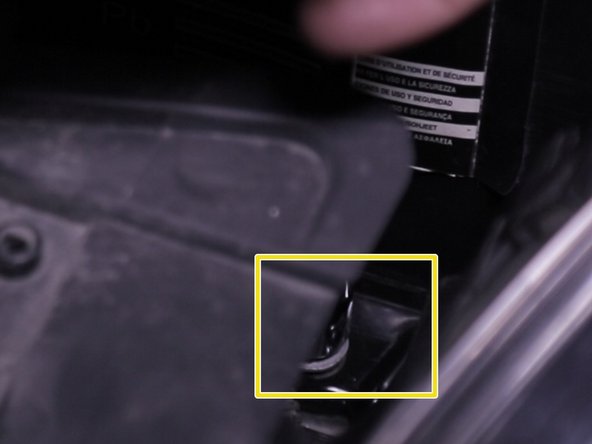 Replacer et revisser la vis de barre de maintient de la batterie