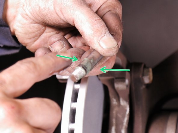 Graisser les deux colonnettes de l’étrier de frein