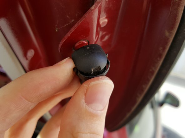 Remonter le clips sur le vérin en appuyant avec le pouce.