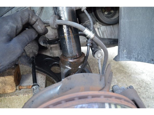 J'utilise une cale en métal sur laquelle je tape avec une massette afin de ne pas endommager le flexible de frein ou le capteur ABS.