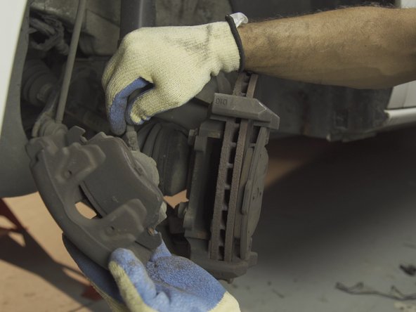 Une fois les deux colonnettes dévissées, tirer simplement sur l'étrier pour accéder aux plaquettes