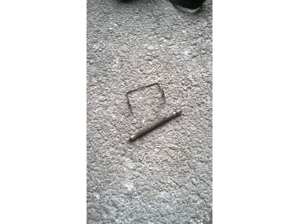 Récupérer la goupille et le ressort de matient