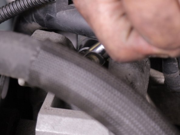 Bloquer la vis de la gaine sur le carter en aluminium