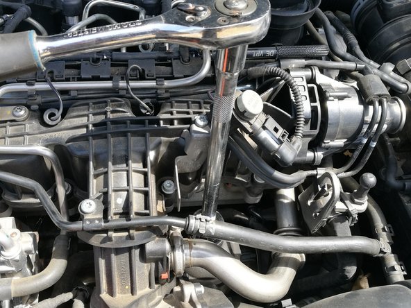 Il faut maintenant dévisser la partie supérieure de la cloche du filtre (douille de 30)