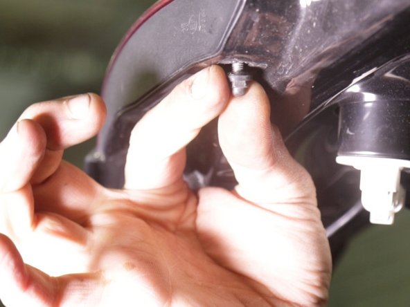 Revisser les 3 vis retenant le feux