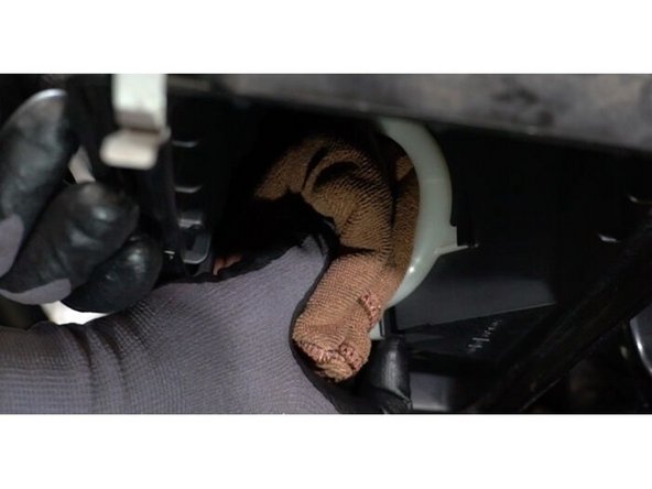 Étape 6 Recouvrez la durite d'admission d'air avec un chiffon microfibre pour empêcher que des particules n'entrent dans le système.