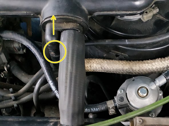 remboîter la durite qui se situe juste à-côté du reniflard d'huile