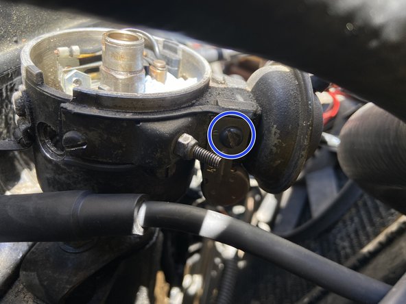 Ensuite déposé la vis qui maintient le condensateur avec un petit tournevis plat ( sur la deuxième photo cercle bleu )