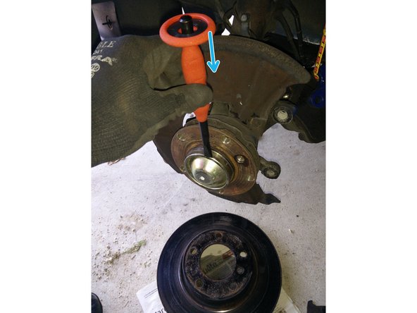 A l'aide d'un burin ou d'un tournevis plat, retirer le cache