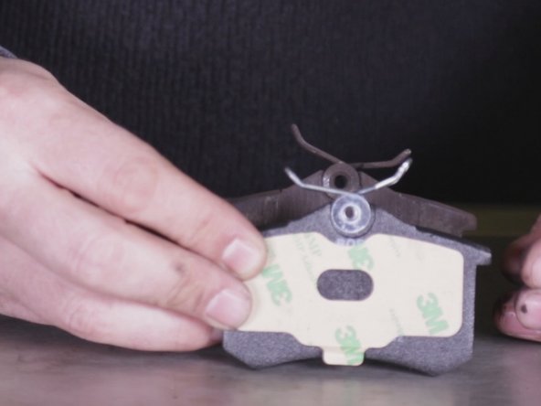 Comparer les anciennes et nouvelles plaquettes de frein afin quelles soient identiques (forme et dimensions)