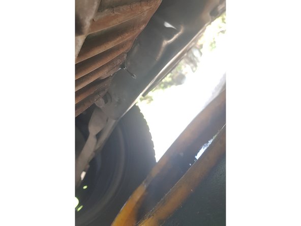 Versez le reste de l'huile neuve contenu dans votre bouchon dans le moteur afin de retirer le peu de votre ancienne huile qui reste.