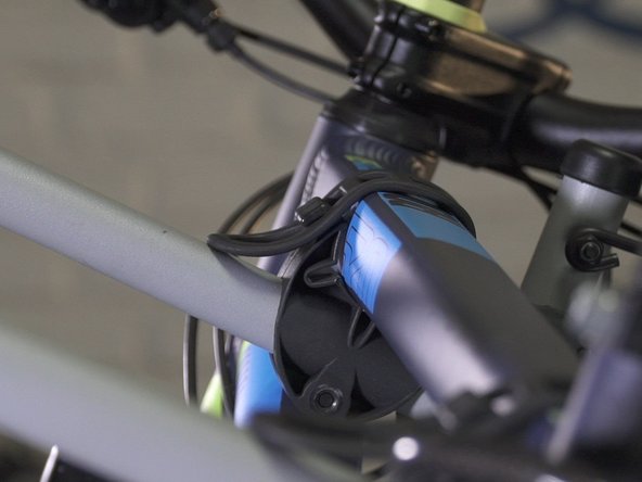 Refermer les attaches en caoutchouc pour maintenir le vélo