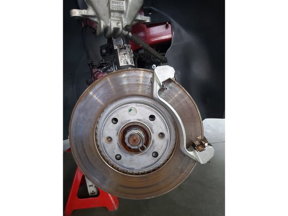 Utilisez une clé dynamométrique.Serrez-le jusqu'à 9 nm.