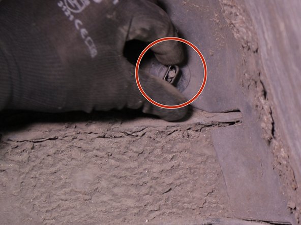 Revisser les vis qui maintiennent le pare boue