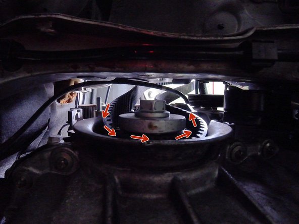 Placer la courroie sous le pignon du vilebrequin