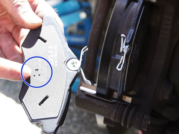 Le sens de la plaquette est indiqué au dos de celle-ci, la flèche montre le sens dans le quel la roue tourne