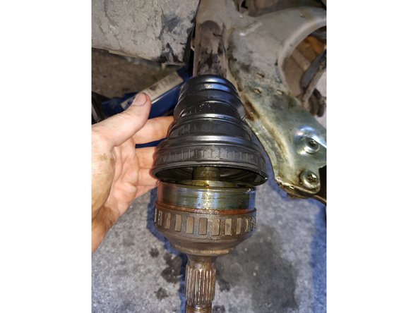 Présentez le soufflet sur le cône et faites-le glisser entièrement