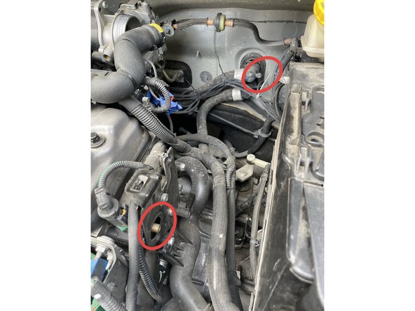 Je dépose la boîte à air afin d'accéder aux vis de purges.