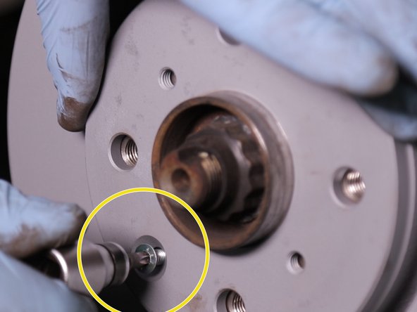 Replacer et resserrer le vis Torx du disque de frein