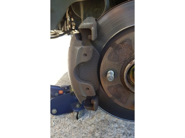 Faites levier avec un petit tournevis plat pour retirer l'agrafe.