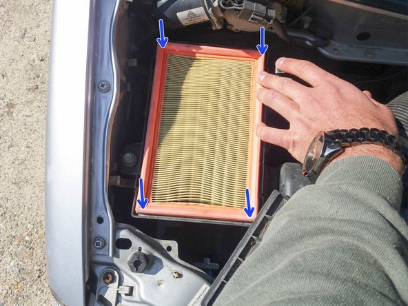 Placer le nouveau filtre à air dans la boite à air.