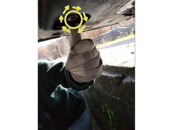 visser la bouchon à la main