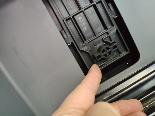 Le filtre d'habitacle se trouve derrière le câche en plastique noir.