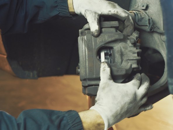 Replacer l'étrier sur la chape