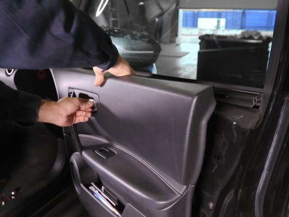 Retirer la garniture de la porte intérieure en tirant vers vous sur chaque coin pour dégrafé la garniture